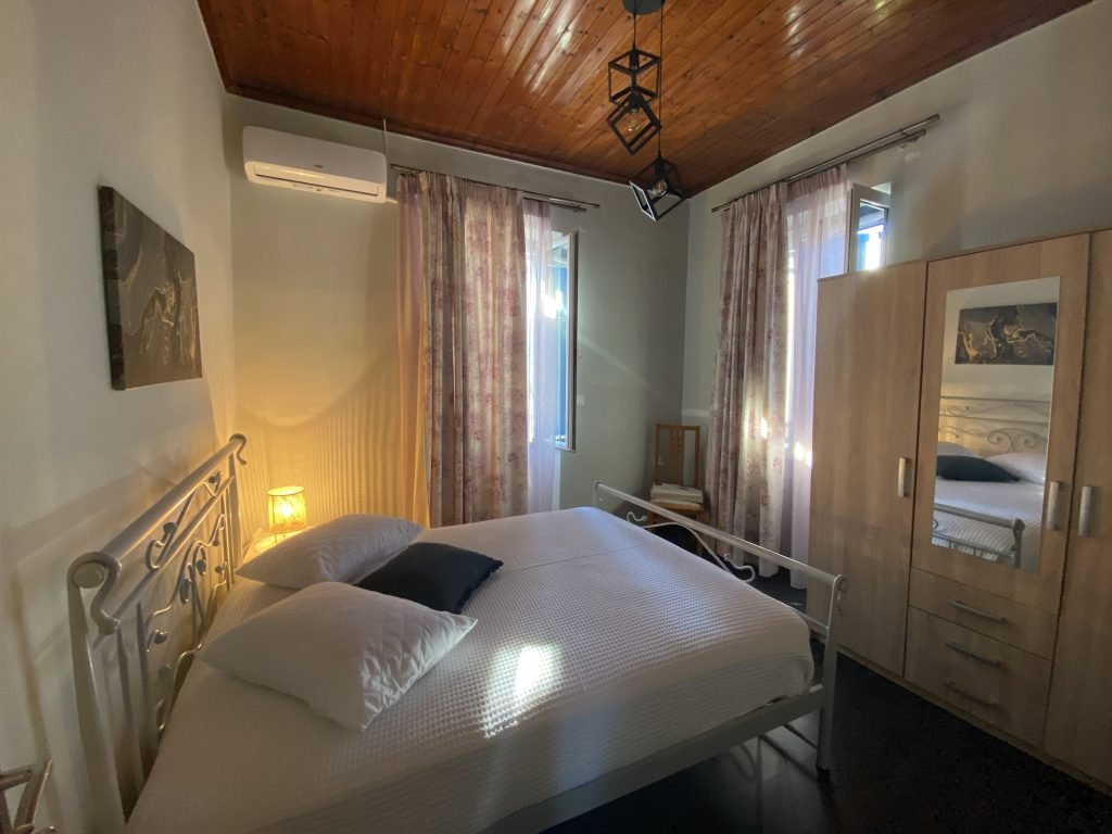 Second bedroom with wardrobe, upper sea-view apartment, Aphrodite Apartments Mytikas